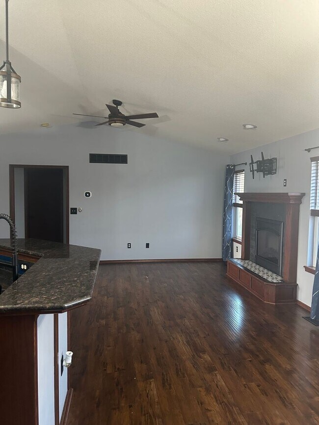 Building Photo - Updated 5 Bedroom , 3 Bath House in Derby Large back Yard