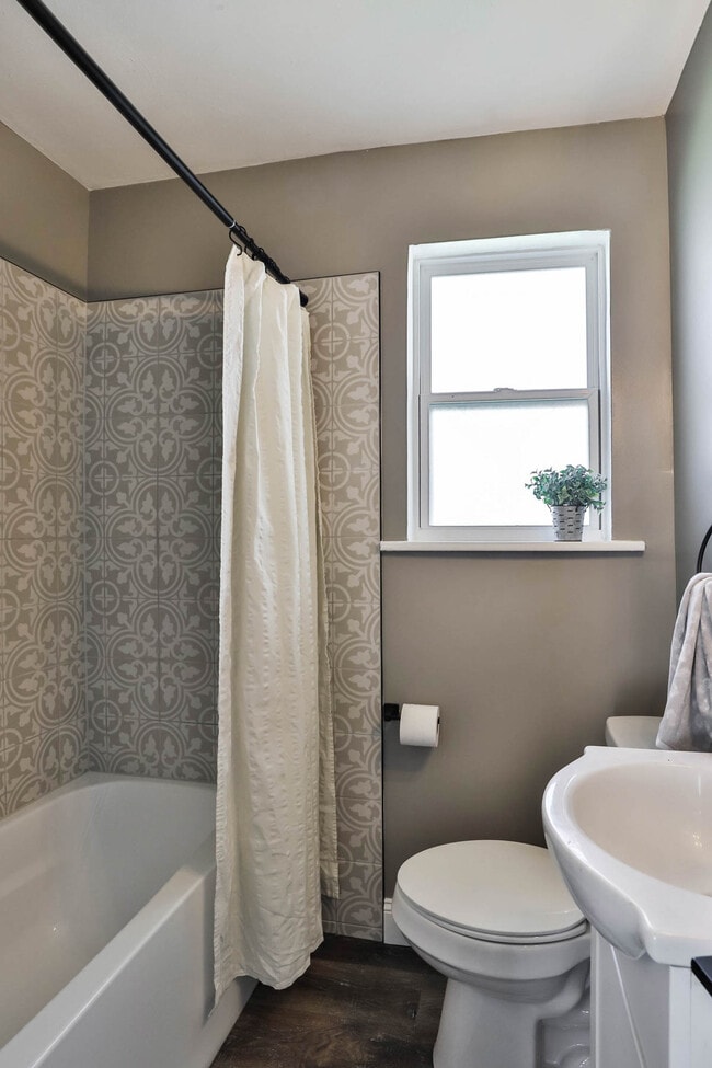 Building Photo - 711 N Elm Ave