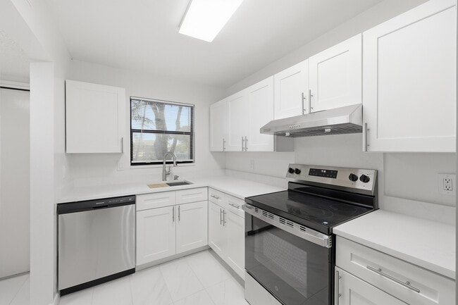 Building Photo - 4700 Lucerne Lakes Blvd W