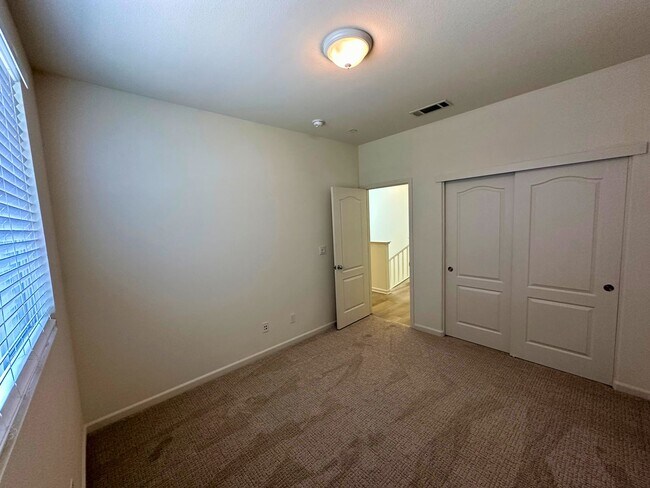 Building Photo - Stunning 4 Bedroom, 3 Bath Questa Home