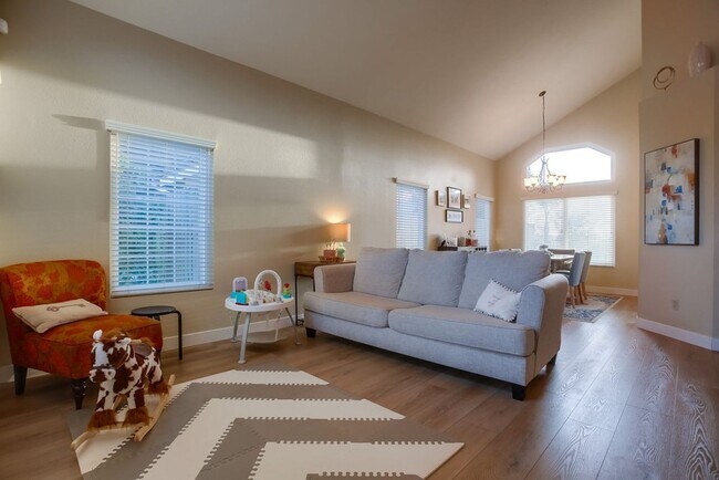 Building Photo - Beautiful, spacious 3 bedroom 2.5 bath hom...