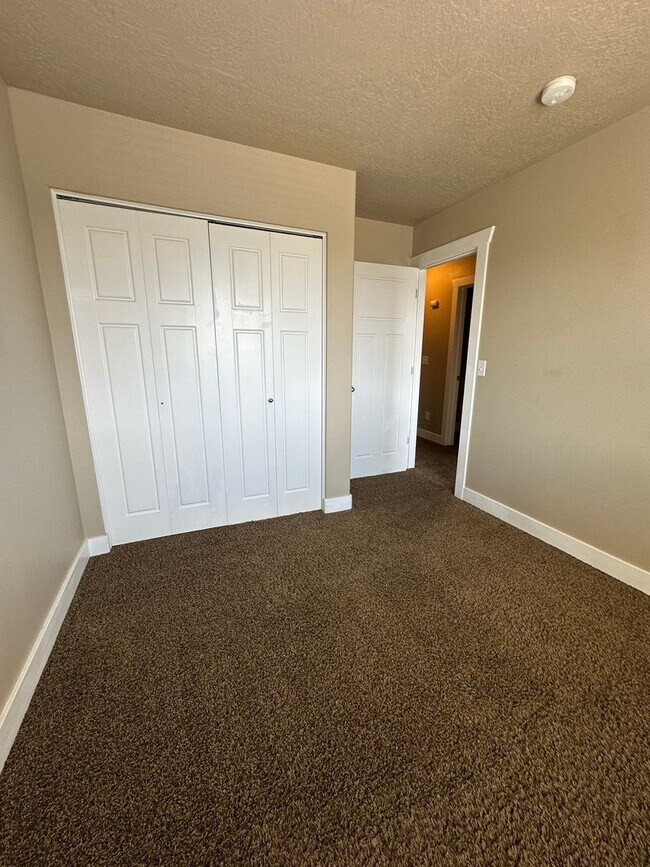 Building Photo - Dog friendly 3 Bedroom 2.5 Bath town home in Provo.