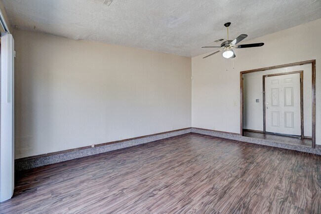 Building Photo - 2 bedroom 2 Bath 2 Car Garage Duplex Avail...