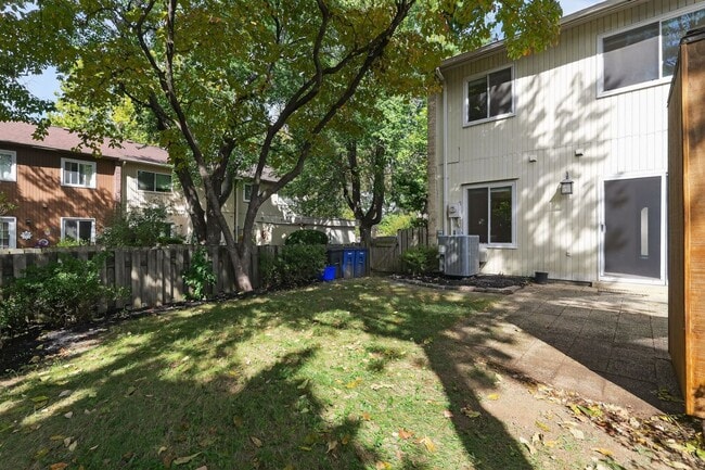 Building Photo - Charming End-Unit Townhome in Sought-After...