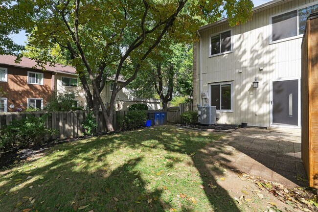 Building Photo - Charming End-Unit Townhome in Sought-After Maryland Place, Gaithersburg