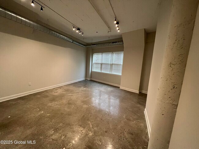 Building Photo - 733 Broadway