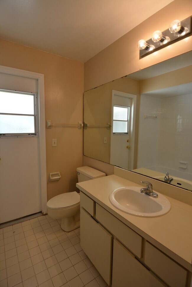 Building Photo - WINDERMERE 4br 2.5ba POOL HOME. Rent includes pool service!