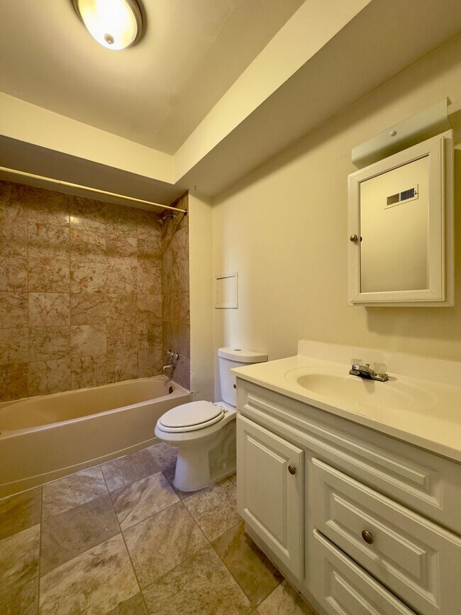 Building Photo - Large Four Bedroom Townhome in Pigtown