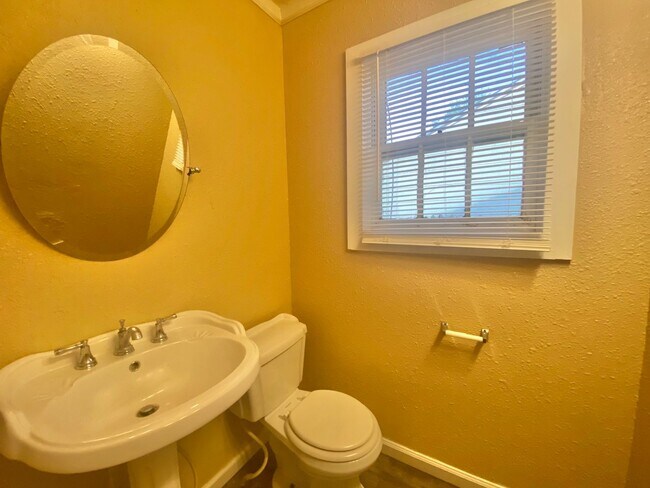 Building Photo - 3 Bed 2 Bath Home Now Available!