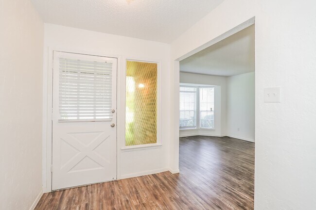 Building Photo - 26218 Maplewood Dr