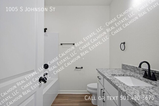 Building Photo - 1005 Johnson St