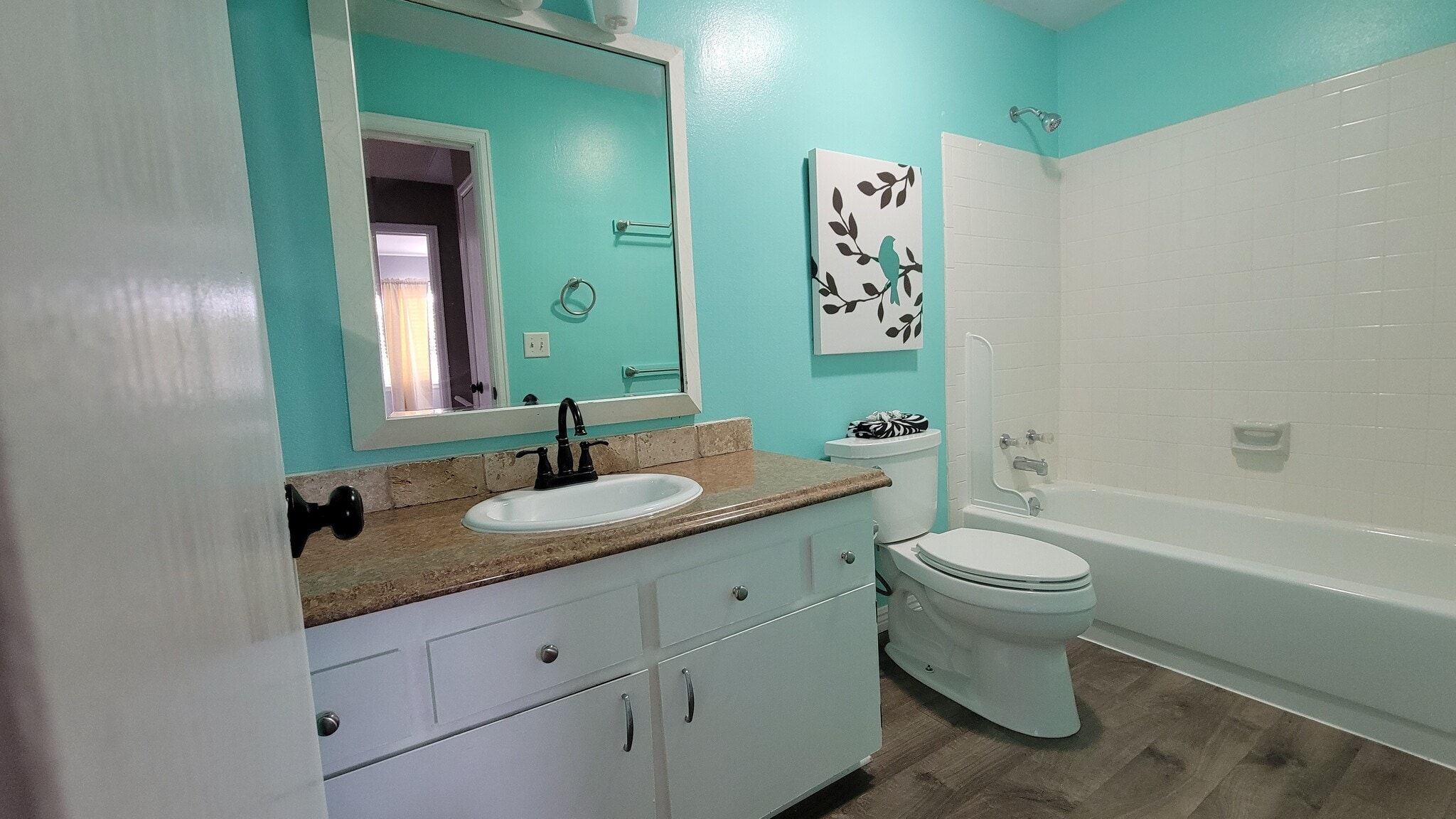 Upstairs hall full bathroom. - 513 Southpark Rd