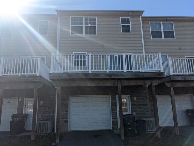 Building Photo - 3 Bedroom Townhouse For Rent in Charming Waynesboro, PA