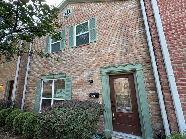 Building Photo - Newly Renovated 4 bed, 2.5 bath Townhome i...