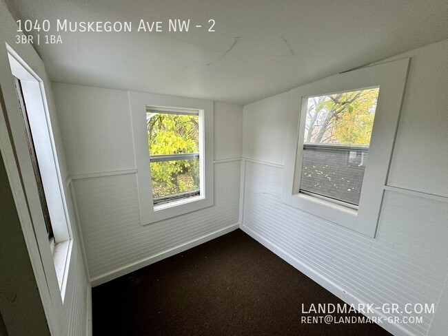 Building Photo - Updated 3-Bed, 1-Bath – First Month $1,050...