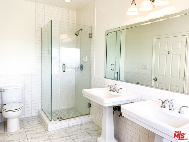 Building Photo - 2239 Vista Del Mar Pl