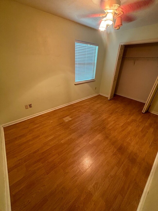 Building Photo - 3 bedroom 2 bath in a cute neighborhood.