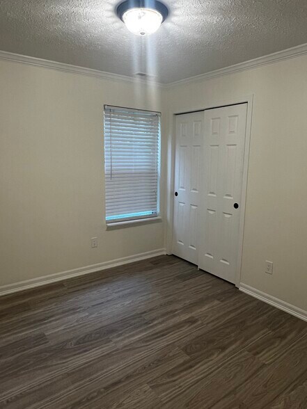 Building Photo - 10702 Ashview Dr