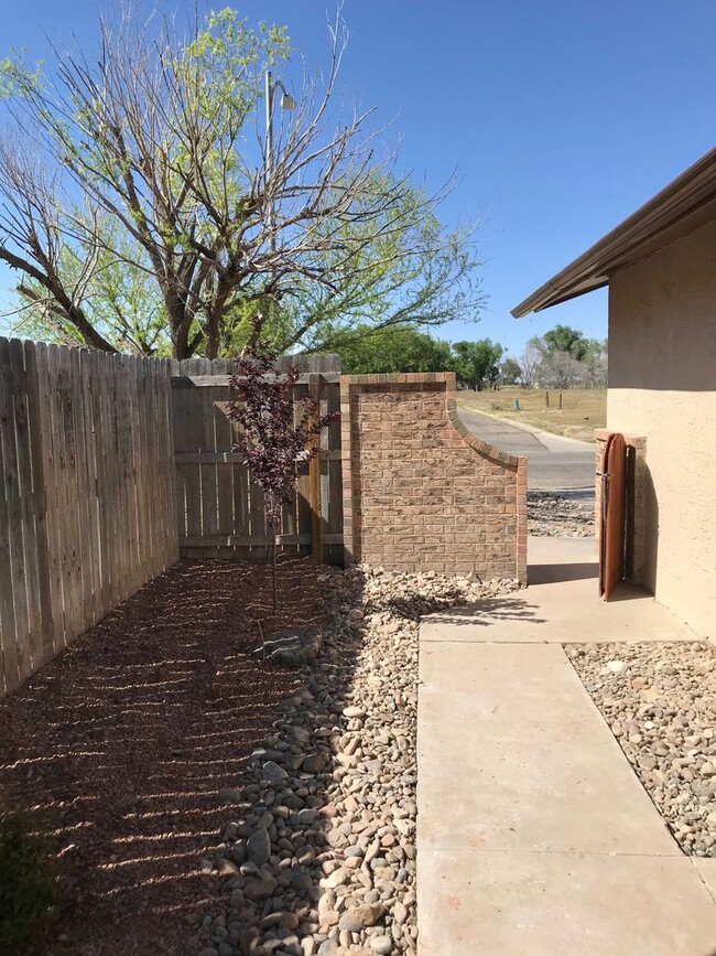 Building Photo - Beautiful remodeled duplex with granite co...