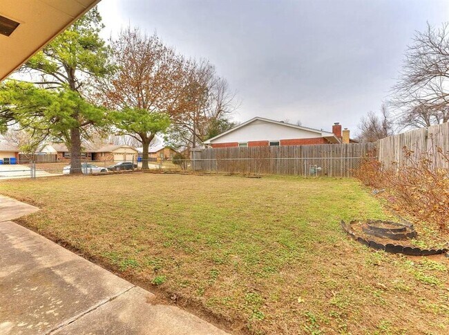 Building Photo - 721 Claremont Dr