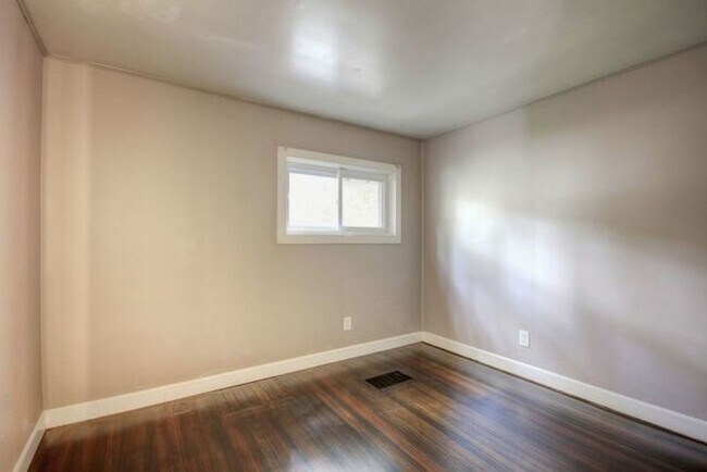 Building Photo - 3-bedroom home in Urbana available NOW!