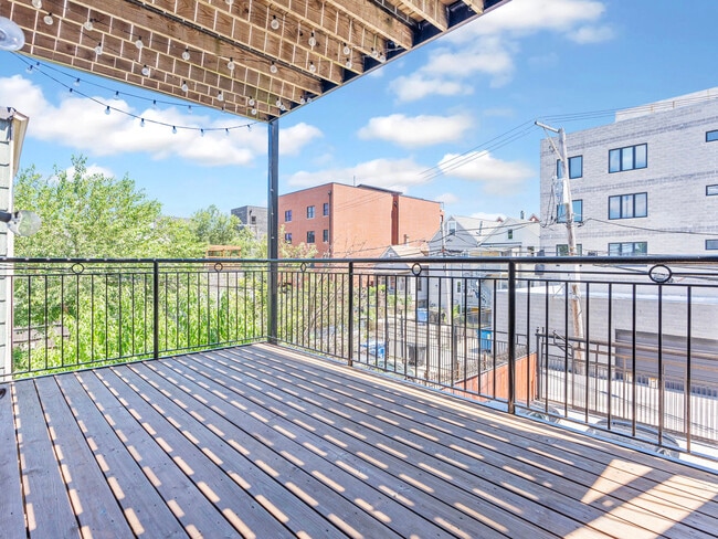 Building Photo - 1617 N Artesian Ave