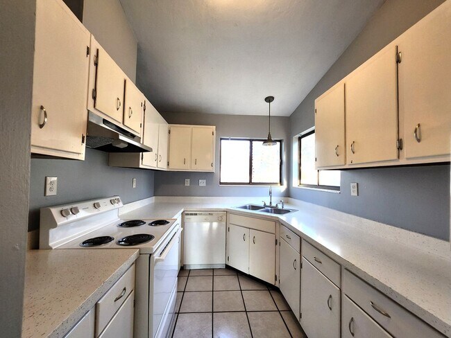 Building Photo - 3 bedroom for rent in NE Tallahassee, wood floors, Privacy Fenced yard, available early March 202...