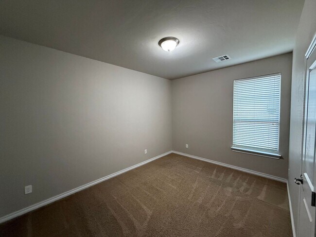 Building Photo - Beautiful 4 Bedroom Home in Mustang Schools