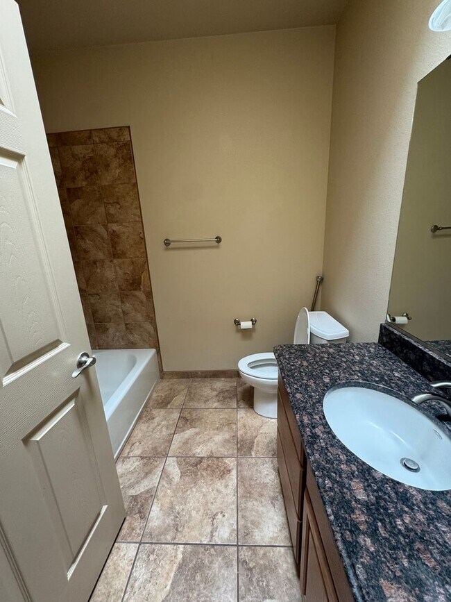 Building Photo - Nice townhome in Gated community
