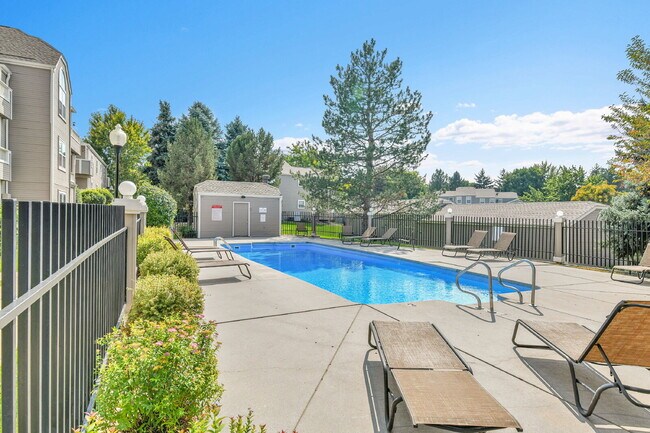 Building Photo - $1,825.00, 2-bed, 2-bath condo in Lakewood.