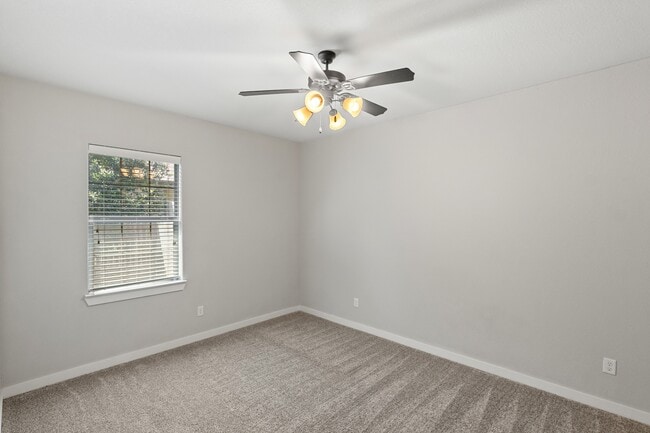 Building Photo - 415 Goldilocks Ln