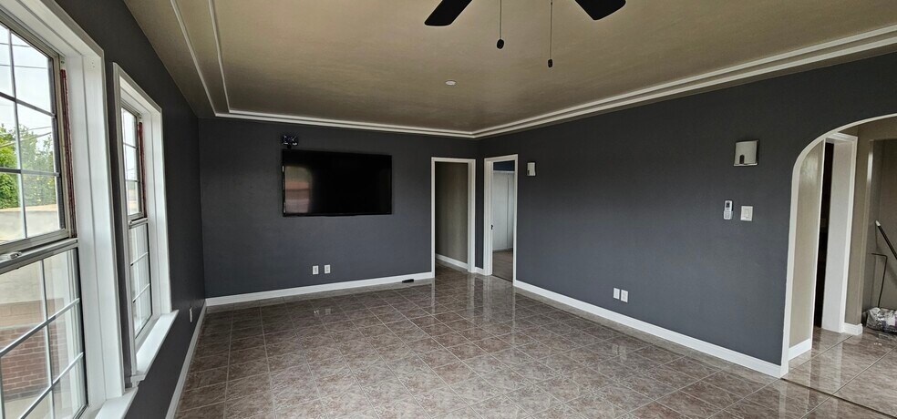 Building Photo - 3212 Live Oak St