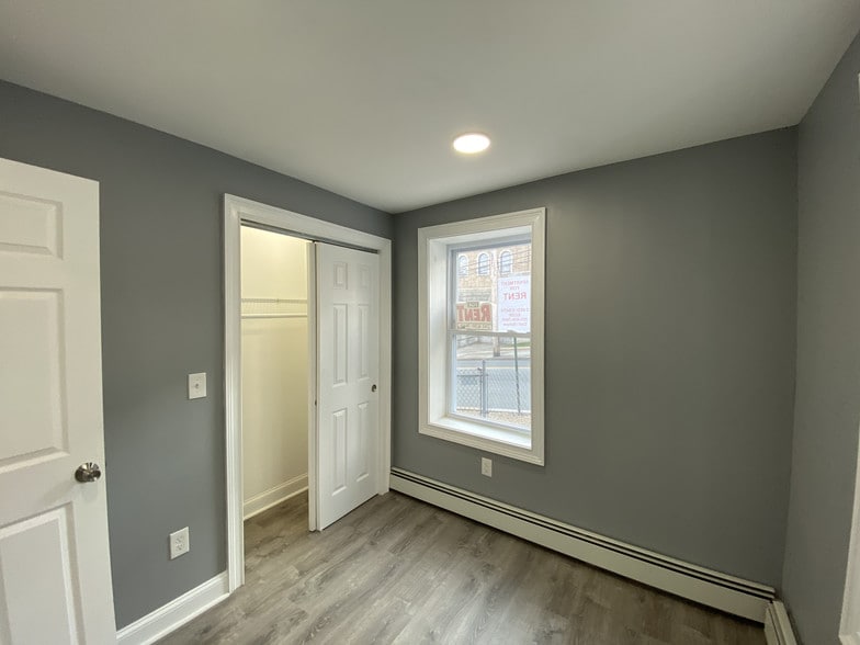 Building Photo - 301 Lilac Ln