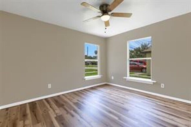 Building Photo - Beautiful 3/1 in the heart of Plant City