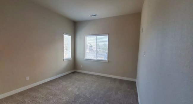 Building Photo - Large 2 Bedroom Condo with Patio!