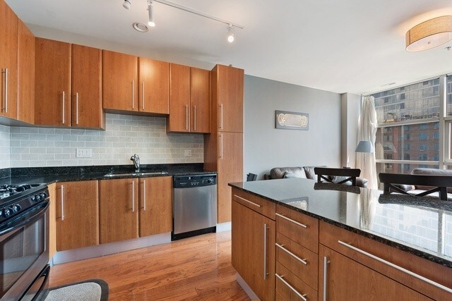 Building Photo - 225 S Sangamon St