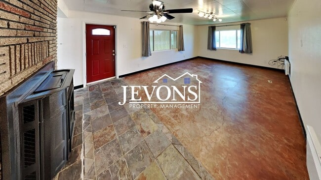 Building Photo - Inviting 2-bedroom with a fully fenced lar...