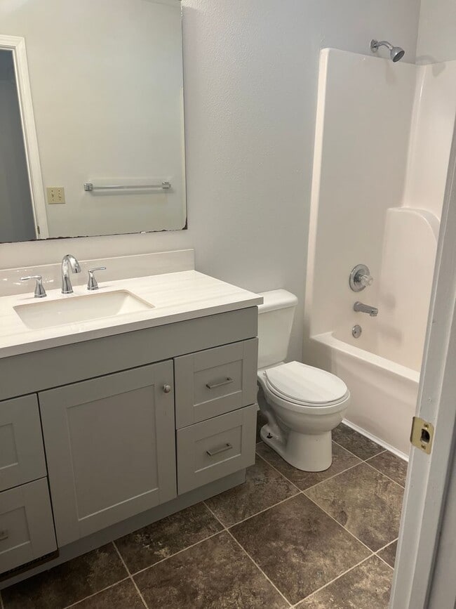 Building Photo - 3 Bedroom 2 bath Spacious Home in a quiet neighborhood!