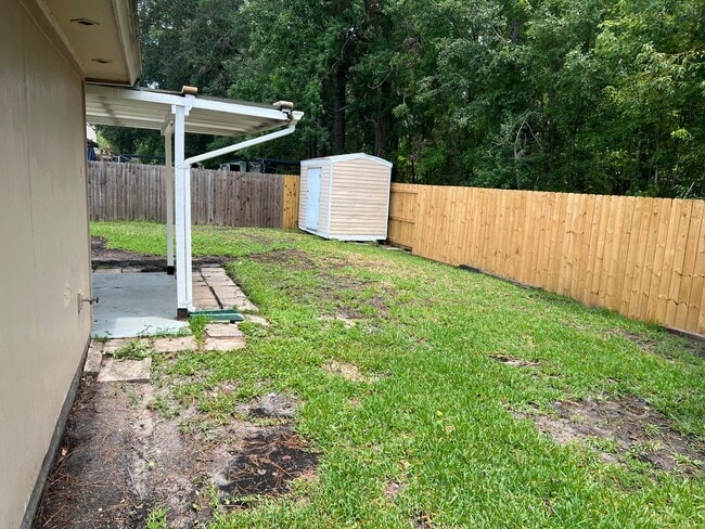 Building Photo - 3 bedroom 2 bath beauty