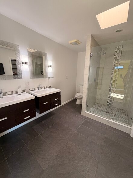 Primary bathroom with dual sinks - 3414 Winged Foot Ct