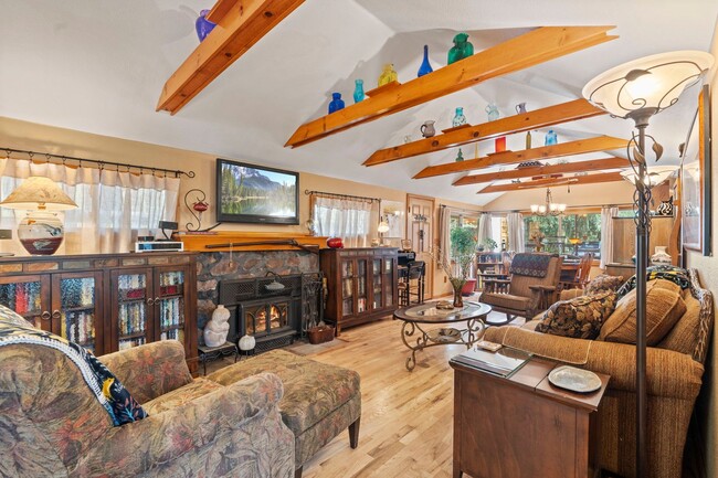 Building Photo - Cozy Green Mountain Falls Cottage