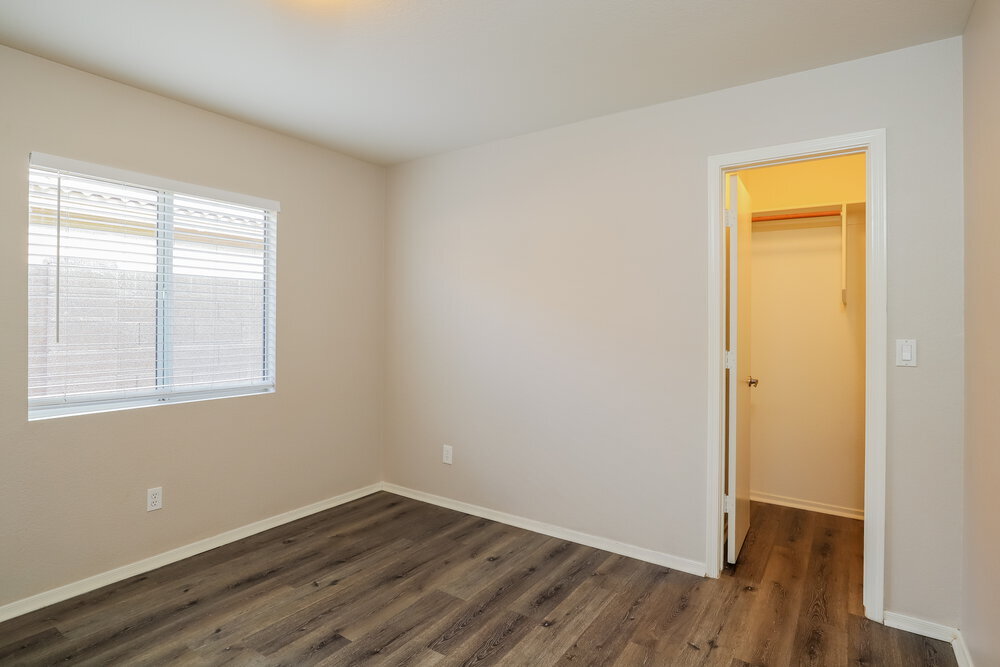 Building Photo - 2214 E Aire Libre Ave