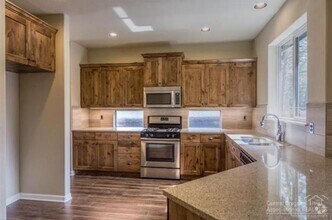 Building Photo - Immaculate Bend Single Level Townhome!