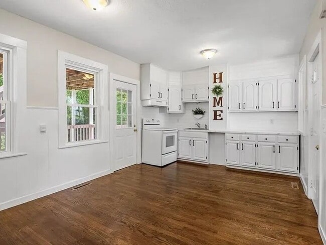 Building Photo - Available April 15th! Spacious 3 BED 1 BATH in Quiet Weymouth neighborhood.