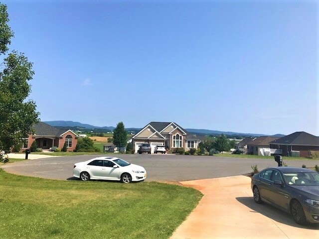 Building Photo - Spacious Detached Home in Great Location a...