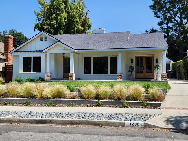 Primary Photo - 1230 Oak Cir Dr