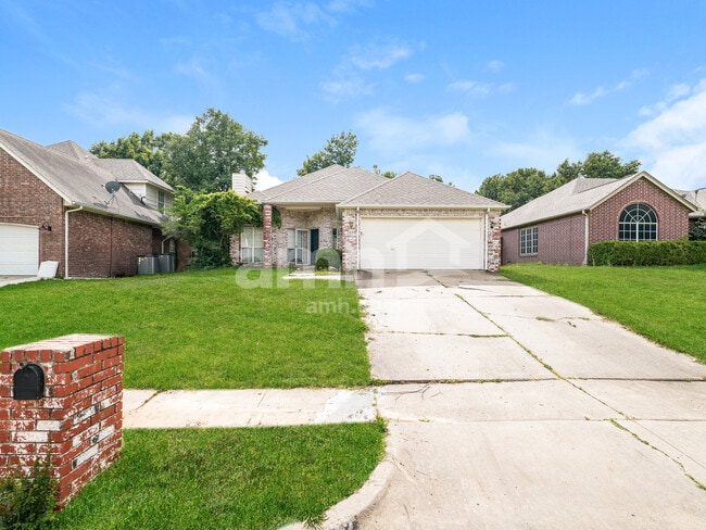 Building Photo - 1412 N Umbrella Ave