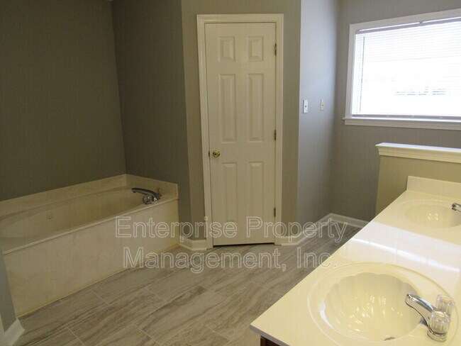 Building Photo - 7037 Meadowlands Pl