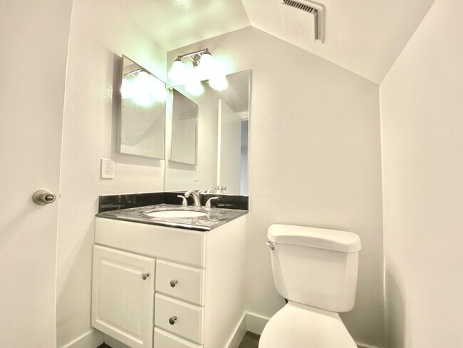 Building Photo - Beautiful 2 bed 2.5 Bath, Newport Beach