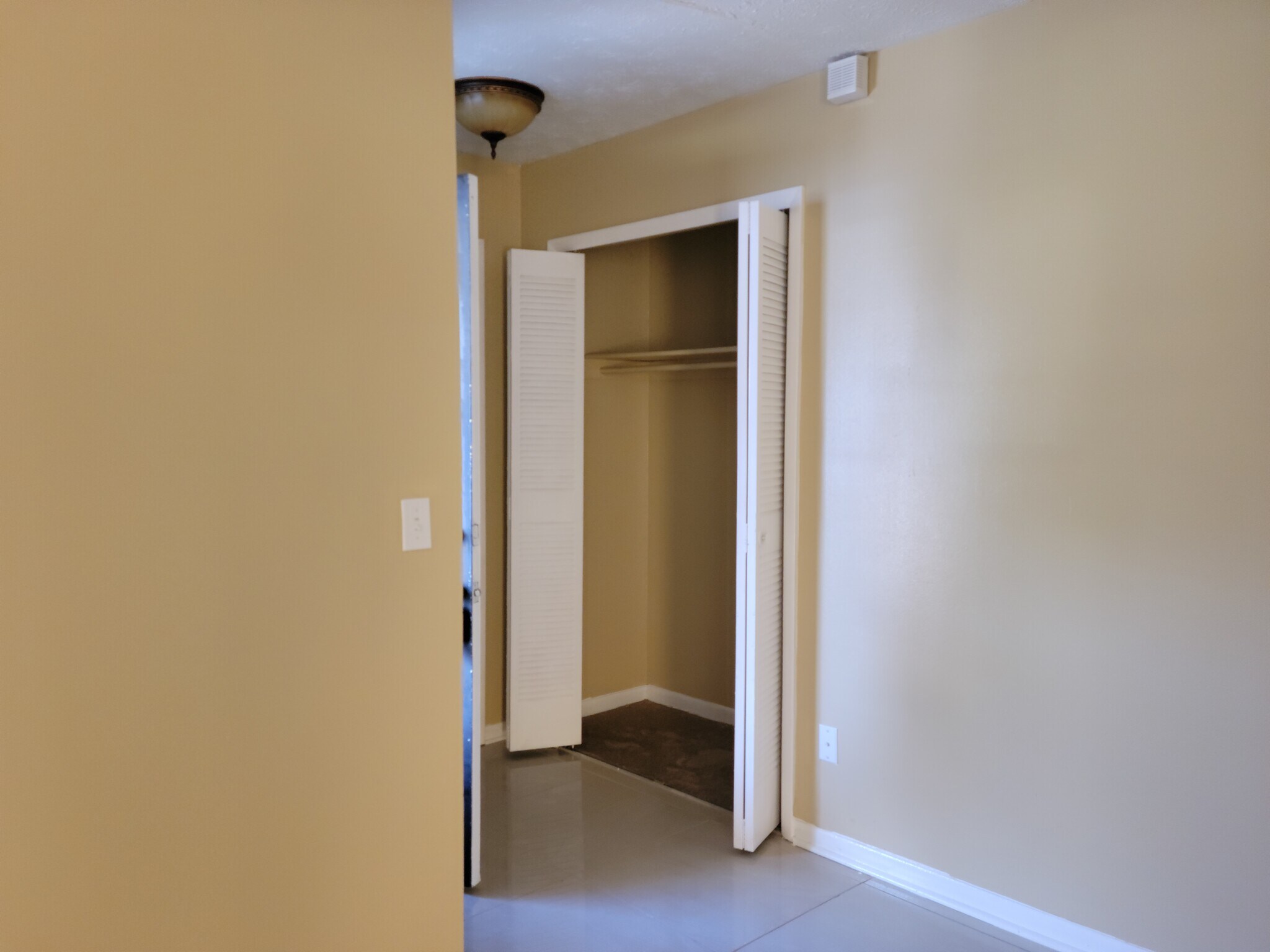 Building Photo - 8176 Old English Dr